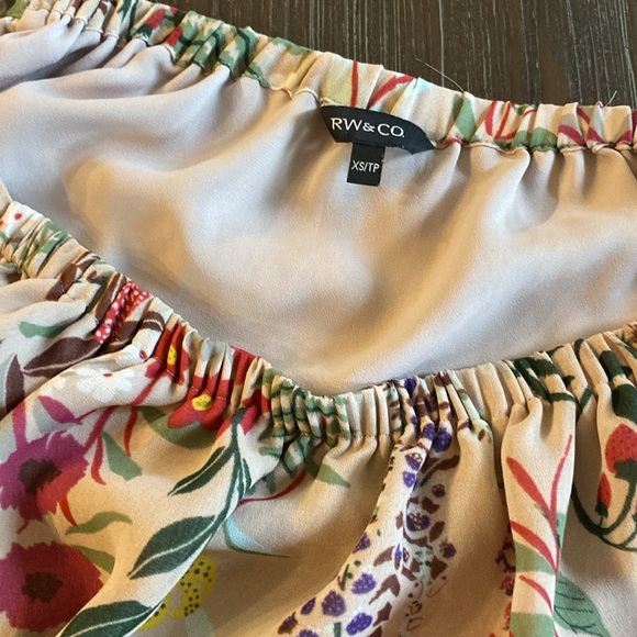 RW & Co. ladies fully lined blouse in size extra small. - Picture 3 of 8